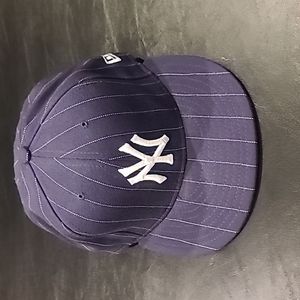 New Era 59Fifty New York Yankees fitted cap dark blue white pinstripe 7 1/4